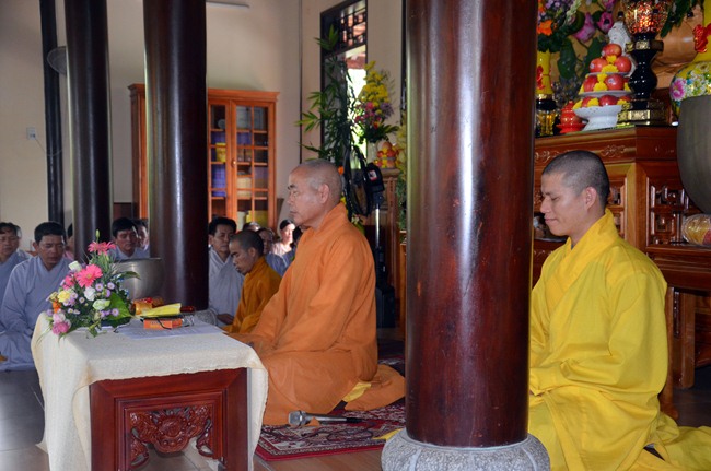 Vài phút tọa thiền trước khi đến phần thực hành Thiền Lạy Phật.