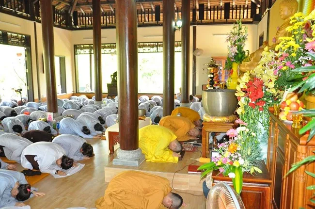 Sư phụ trụ trì HT. Thích Viên Giác hướng dẫn đại chúng thực hành Thiền lạy Phật theo nhạc niệm A-Di-Đà-Phật.