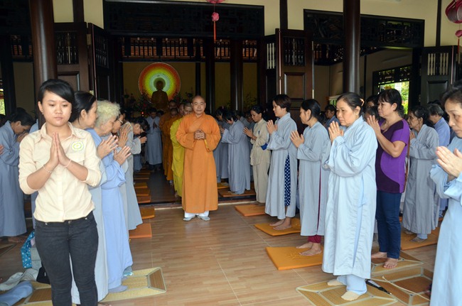 Sư phụ hướng dẫn Phật tử đi Thiền hành theo nhạc niệm Đức Bồ Tát Quan Thế Âm.