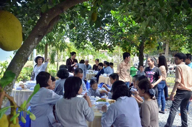 Phật tử thọ trai trong niềm hoan hỷ, với không gian mát mẻ và những món ăn đạm bạc nhưng rất ngon.