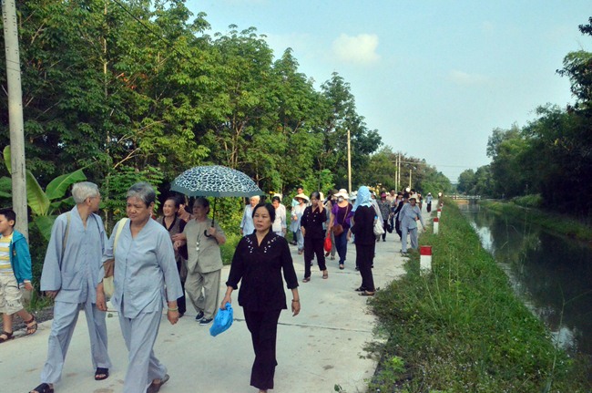 Con đường vào Thiền Thất Hương Vân được bao quanh 1 bên là rừng cây, 1 bên dòng kênh xanh mát.