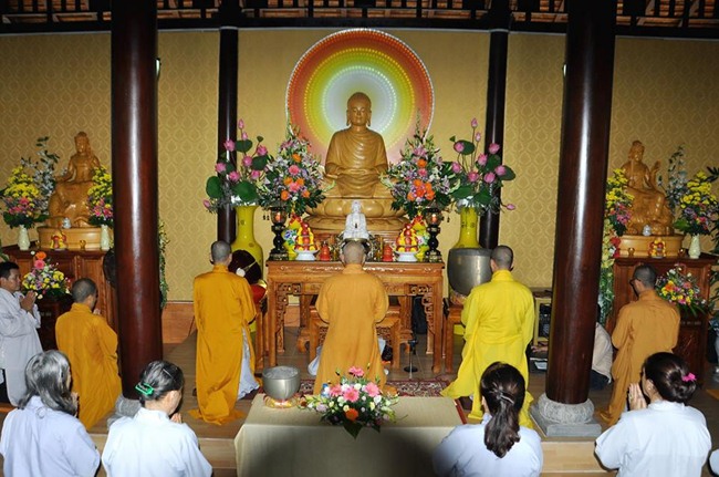 HT. Thích Viên Giác cùng chư tôn đức Tăng và đại chúng làm lễ dâng hương bạch Phật.