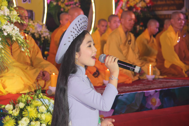 Phật tử Trịnh Nguyễn Hồng Minh hát cúng dường đại lễ