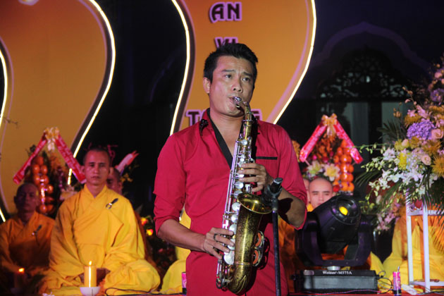 Phật tử Đặng Phước với độc tấu Saxophone Thiền khúc cúng dường đại lễ