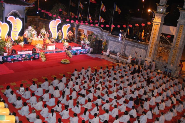 Hàng ngàn đạo hữu Phật tử lắng nghe pháp thoại