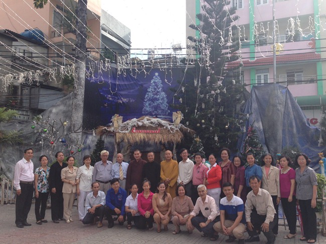 Chụp hình lưu niệm tại giáo xứ Tân Việt