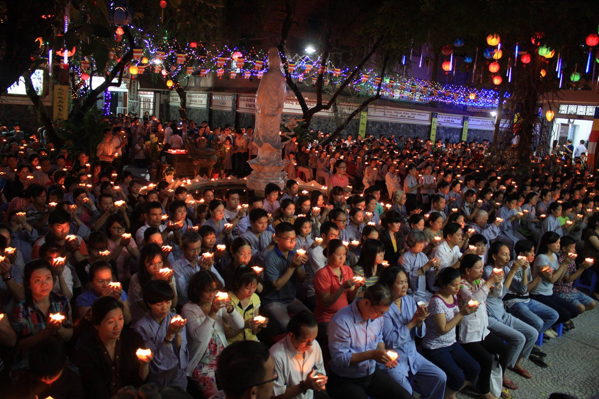 Hàng ngàn Phật tử đã tham gia rước đèn Dược Sư cầu quốc thái dân an.