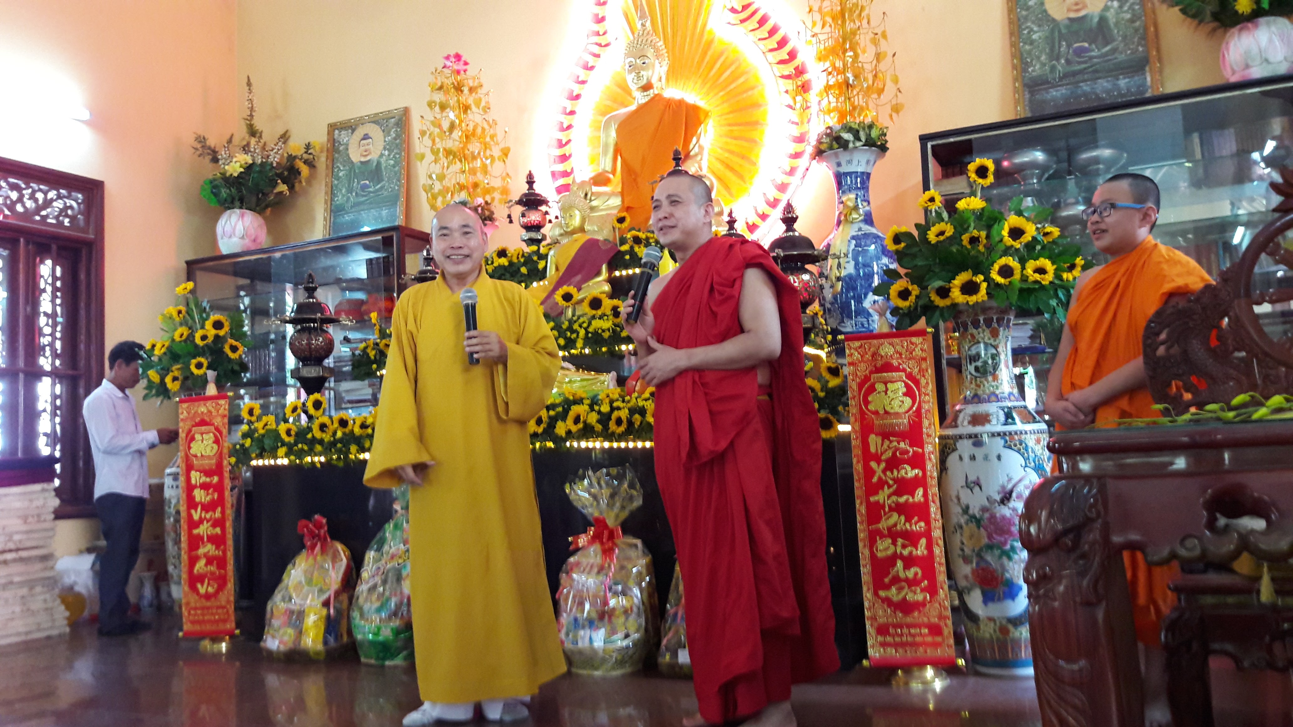 Đoàn hành hương viếng thăm chùa Tam Phước