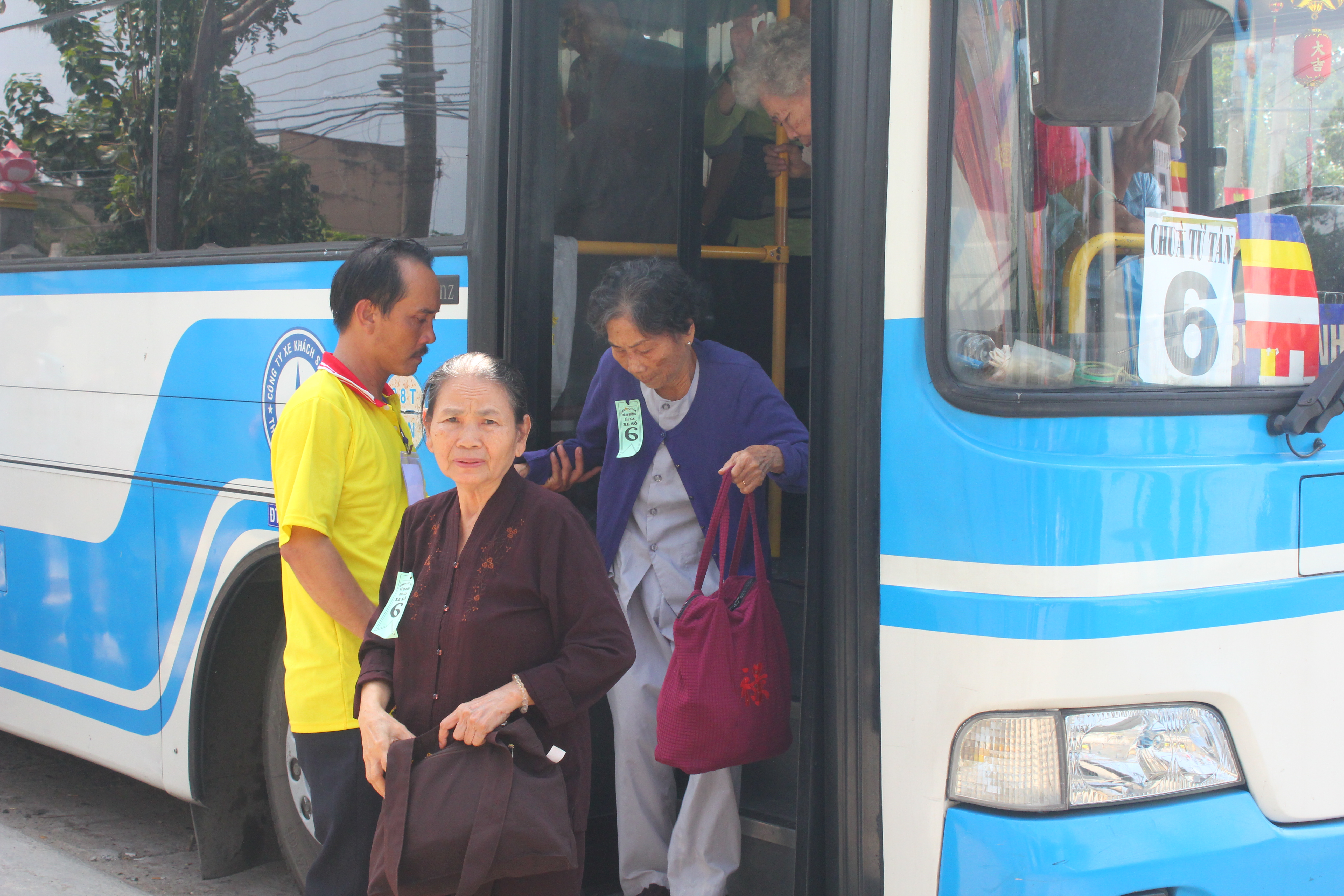 Đoàn hành hương viếng thăm chùa Phật Quang