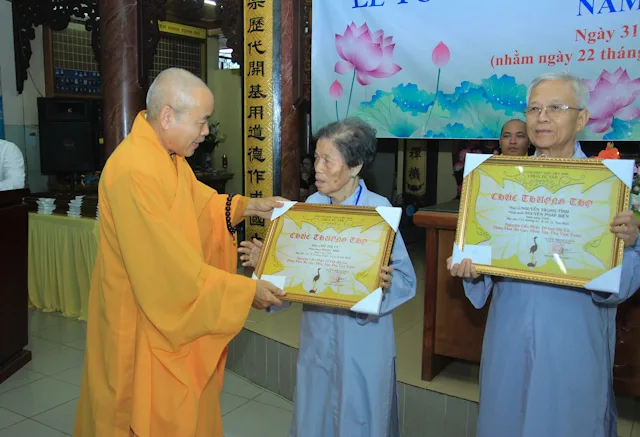 Các Phật tử lớn tuổi đón nhận Bằng chúc thọ từ Hòa thượng trụ trì