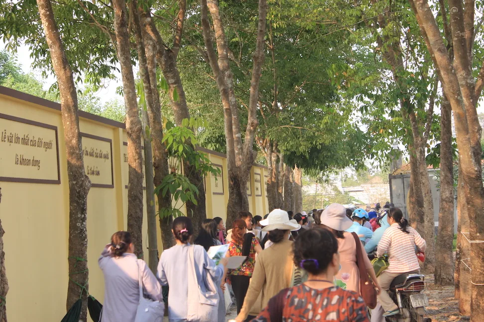 Quý Phật tử trở về thành phố sau một ngày tu tập thảnh thơi và nhẹ nhàng