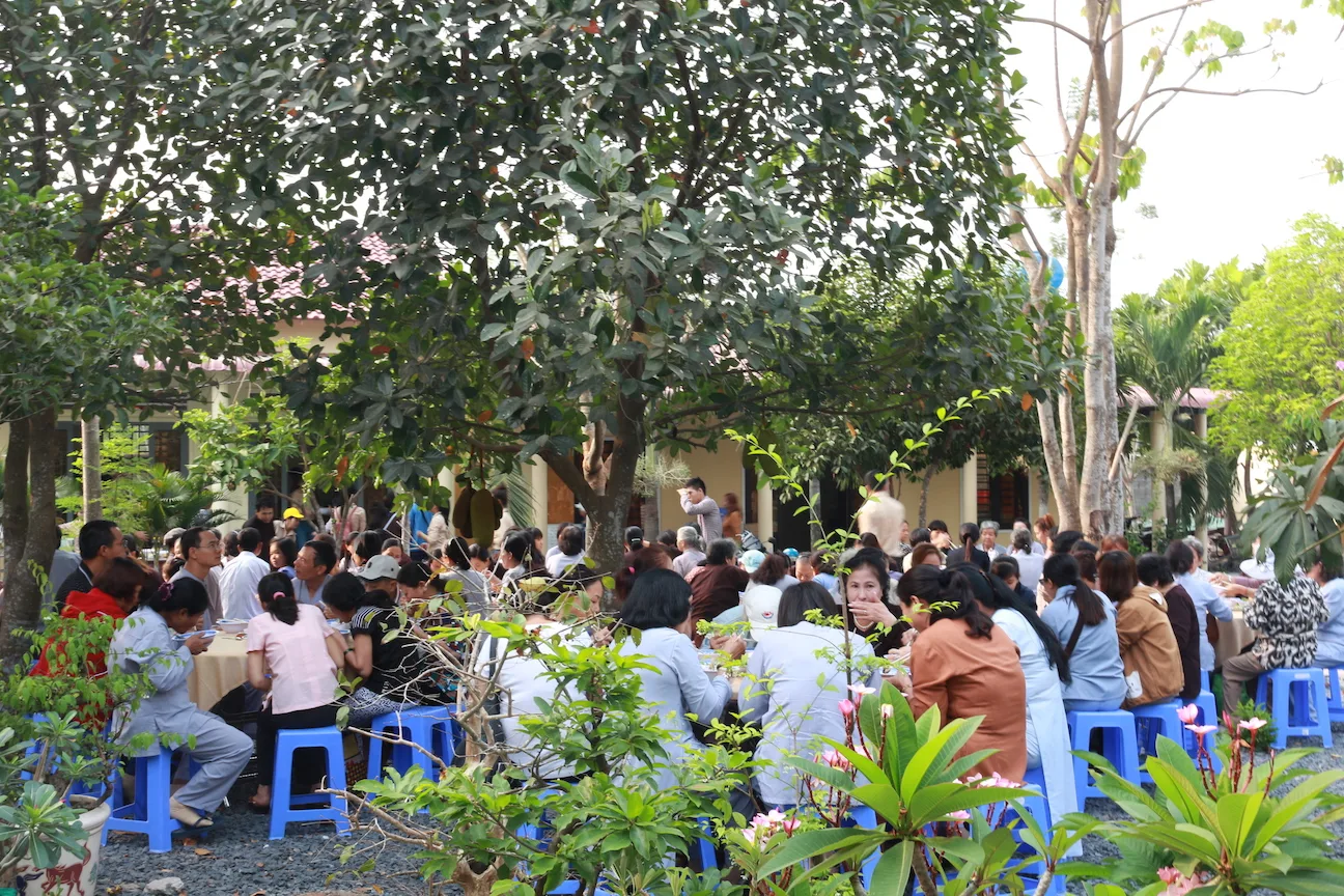 Phật tử ăn sáng tại Thiền thất Hương Vân