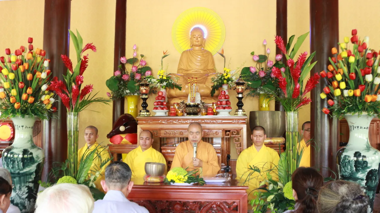 Hoà thượng hướng dẫn đạo tràng thiền toạ