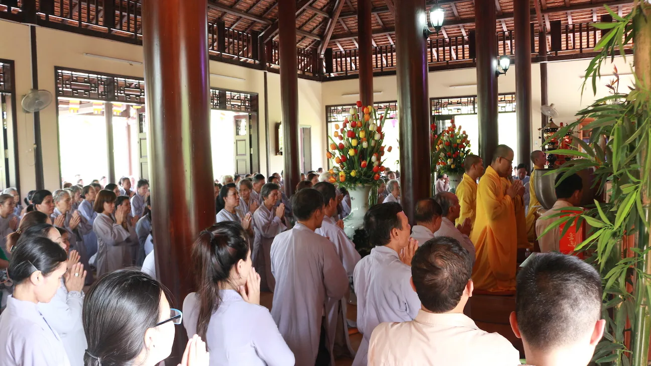 Dâng hương lễ Phật