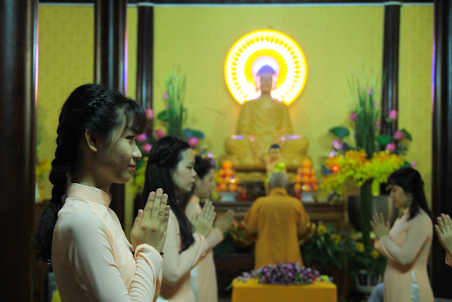 Niêm hương lễ Phật
