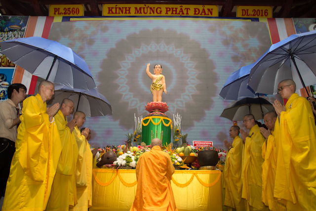 Chư Tăng niêm hương bạch Phật và cử hành nghi thức rước Phật đản sinh