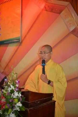 10_367771555 ĐĐ. Thích Chúc Tấn - MC và điều phối khóa Tu