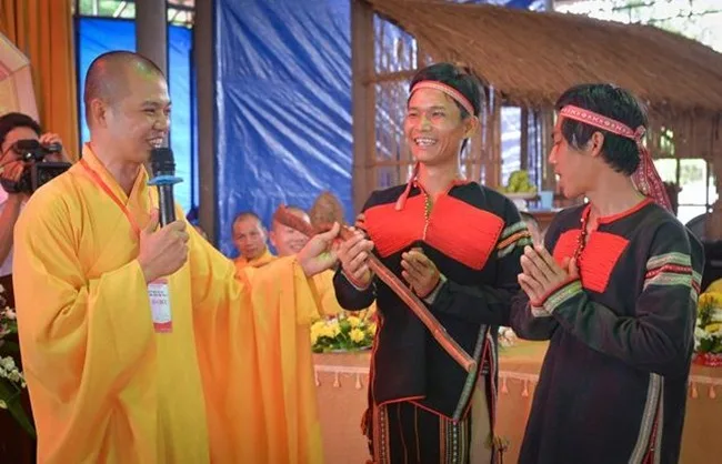 23_431146236 Đại đức Trưởng Ban giao lưu với khóa sinh người đồng bào