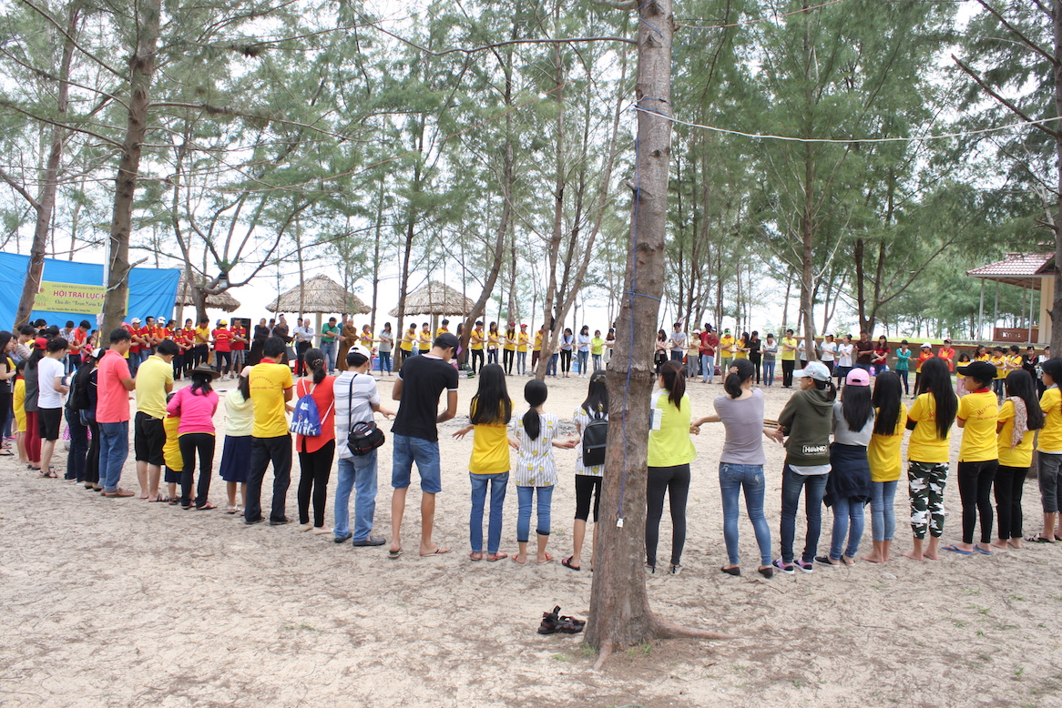 Hội trại hè khép lại bằng hình ảnh mọi người nắm chặt tay nhau và cùng cất vang bài hát "Dây Thân Ái"