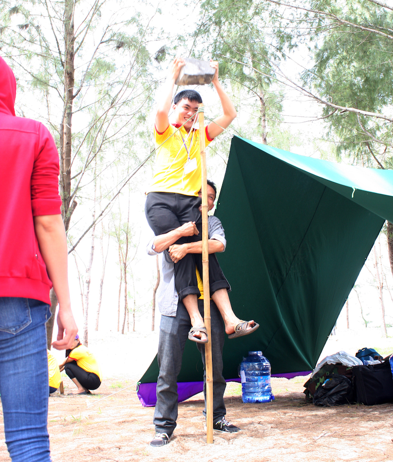 Các đội bắt tay vào dựng lều trại