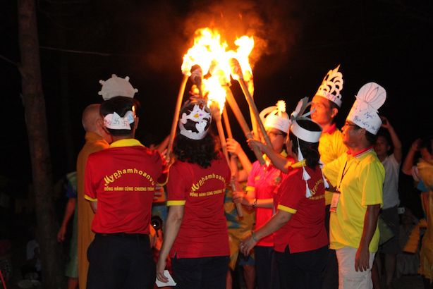 8 ngọn đuốc của 8 thành viên Ban Quản Trại được Sư Phụ thắp truyền. Tám ngọn đuốc ấy tượng trưng cho ngọn lửa Bát Chánh Đạo.