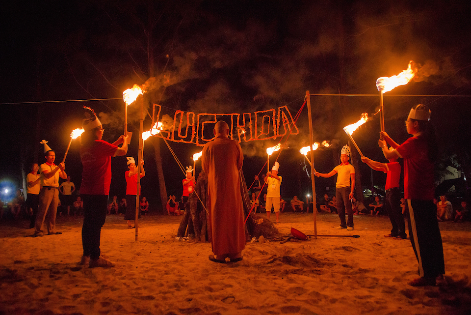 Hòa thượng Viên Giác trưởng ban tổ chức cùng với các anh chị trong ban Quản trại châm lửa khai mạc đêm lửa trại.