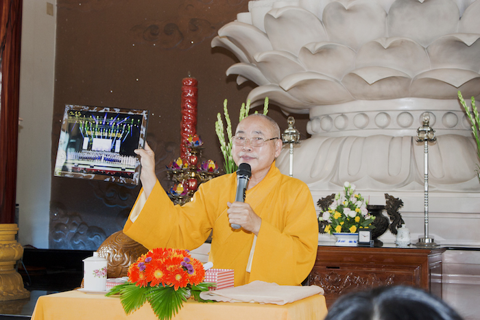 Khung hình dàn hợp xướng của Gia Đình Phật Tử và CLB Thanh Niên Phật Tử Chùa Từ Tân hát mừng kỷ niệm 35 năm ngày thành lập Giáo Hội Phật Giáo Việt Nam tại Nhà hát Hòa Bình.