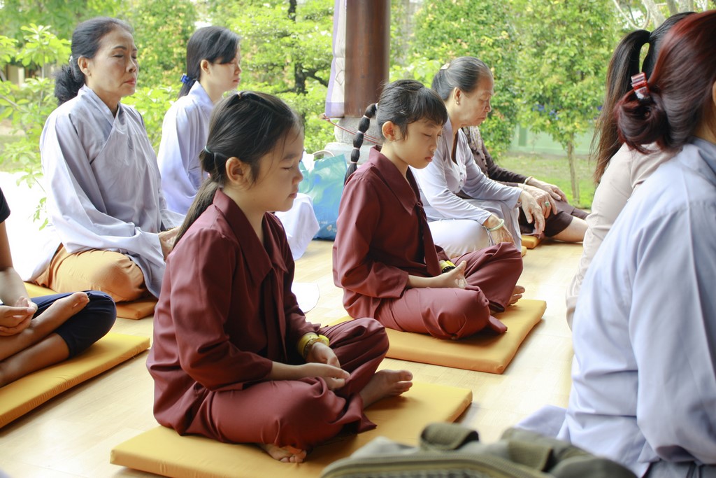 Các em thanh thiếu nhi Phật tử Hương Vân tham gia ngồi thiền.