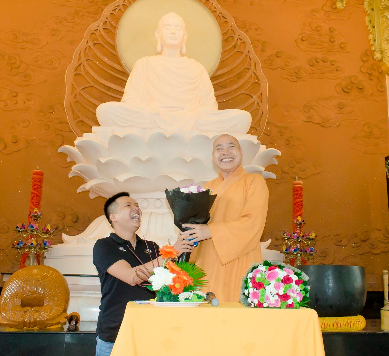 Anh Đương - cựu thành viên của CLB cũng đã về đây, dâng bó hoa tươi thắm bày tỏ tấm lòng tri ân Sư Phụ.
