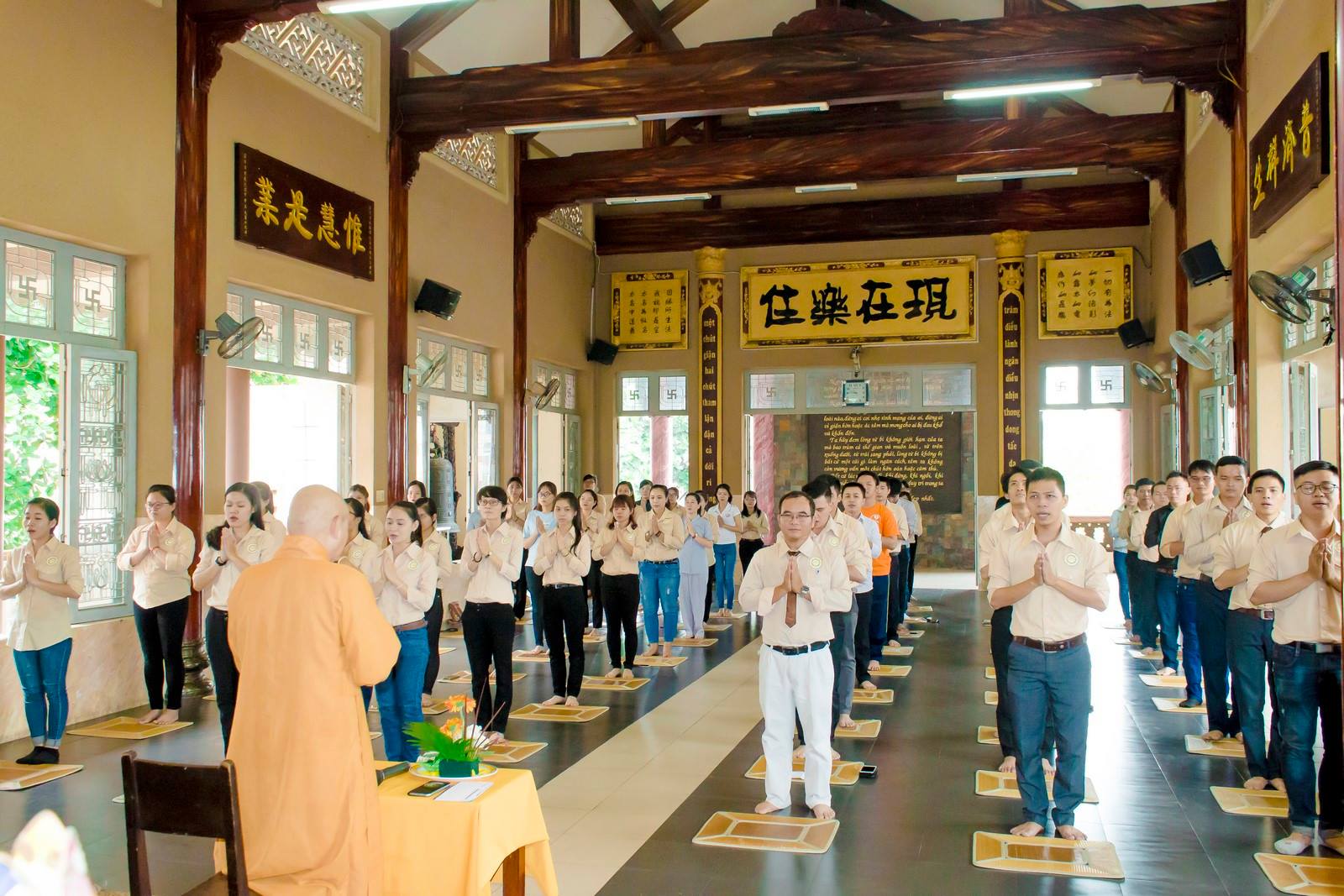Tập thể các bạn thanh niên cùng đồng ca bài hát: "Tình Thầy Bao La".