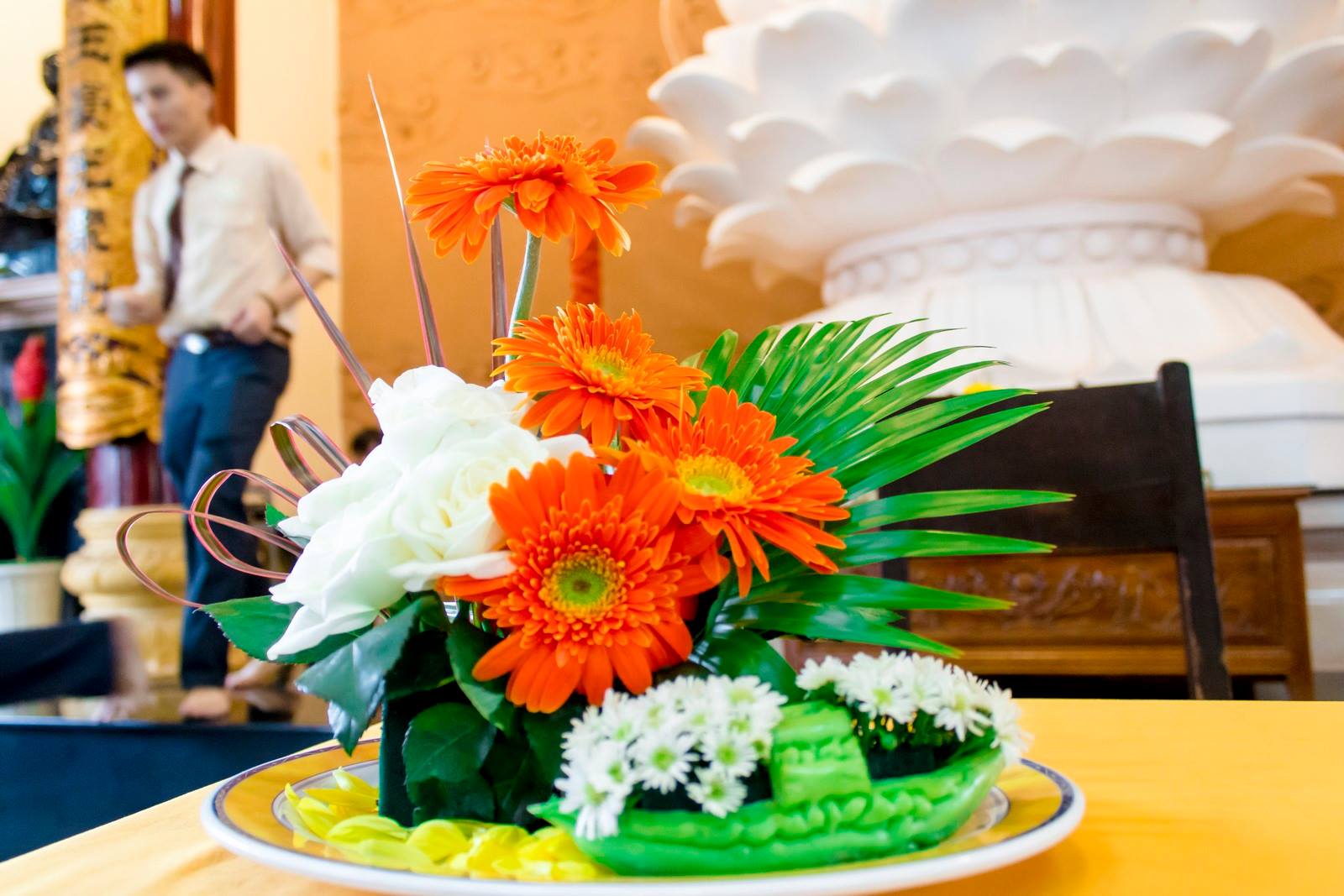 Từ sáng sớm, các bạn đã đến chùa để chuẩn bị những đóa hoa tươi thắm này dành trang trí trên bàn Sư Phụ.
