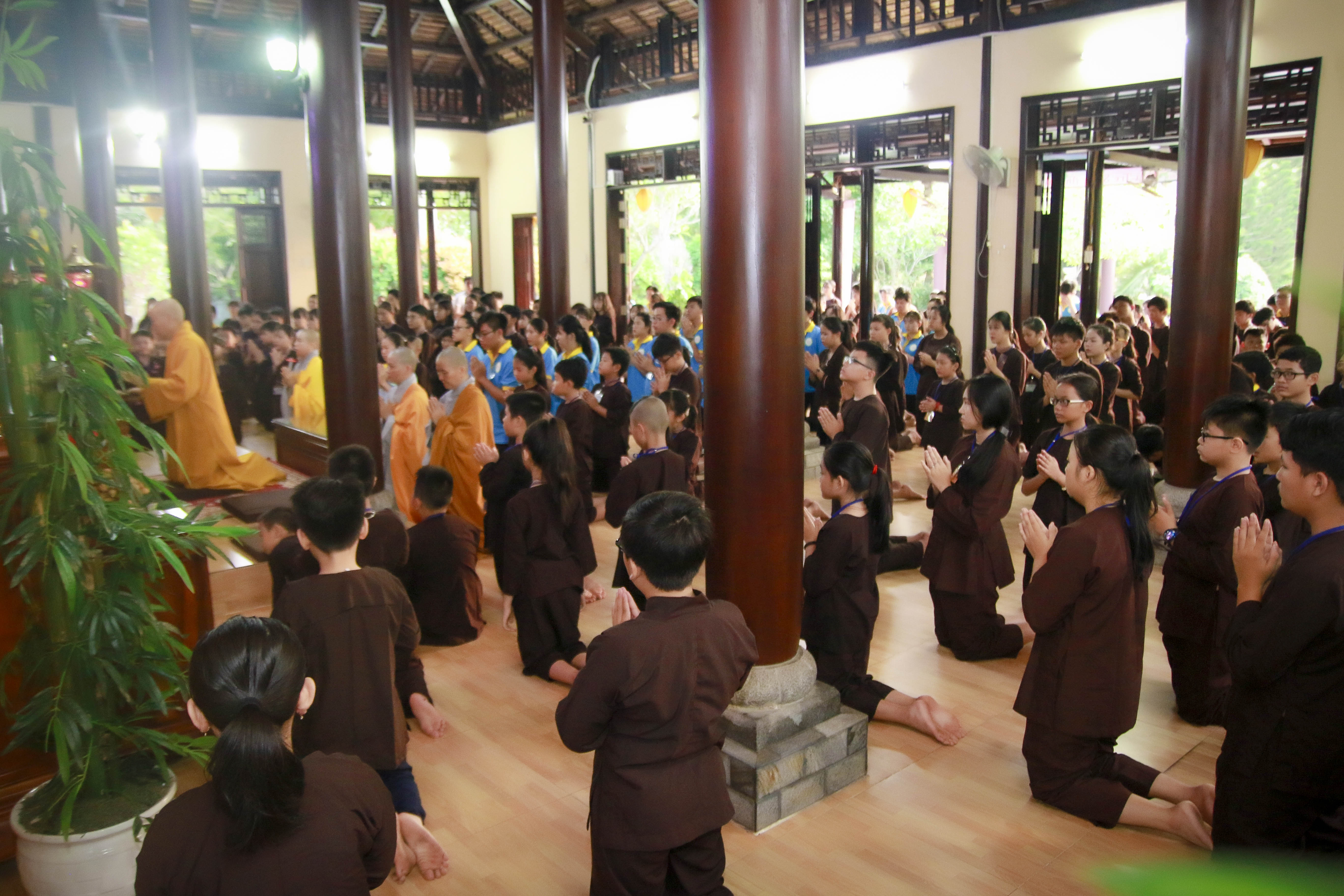 Khóa sinh quy tập lên Chánh điện để lễ Phật và thiền hành