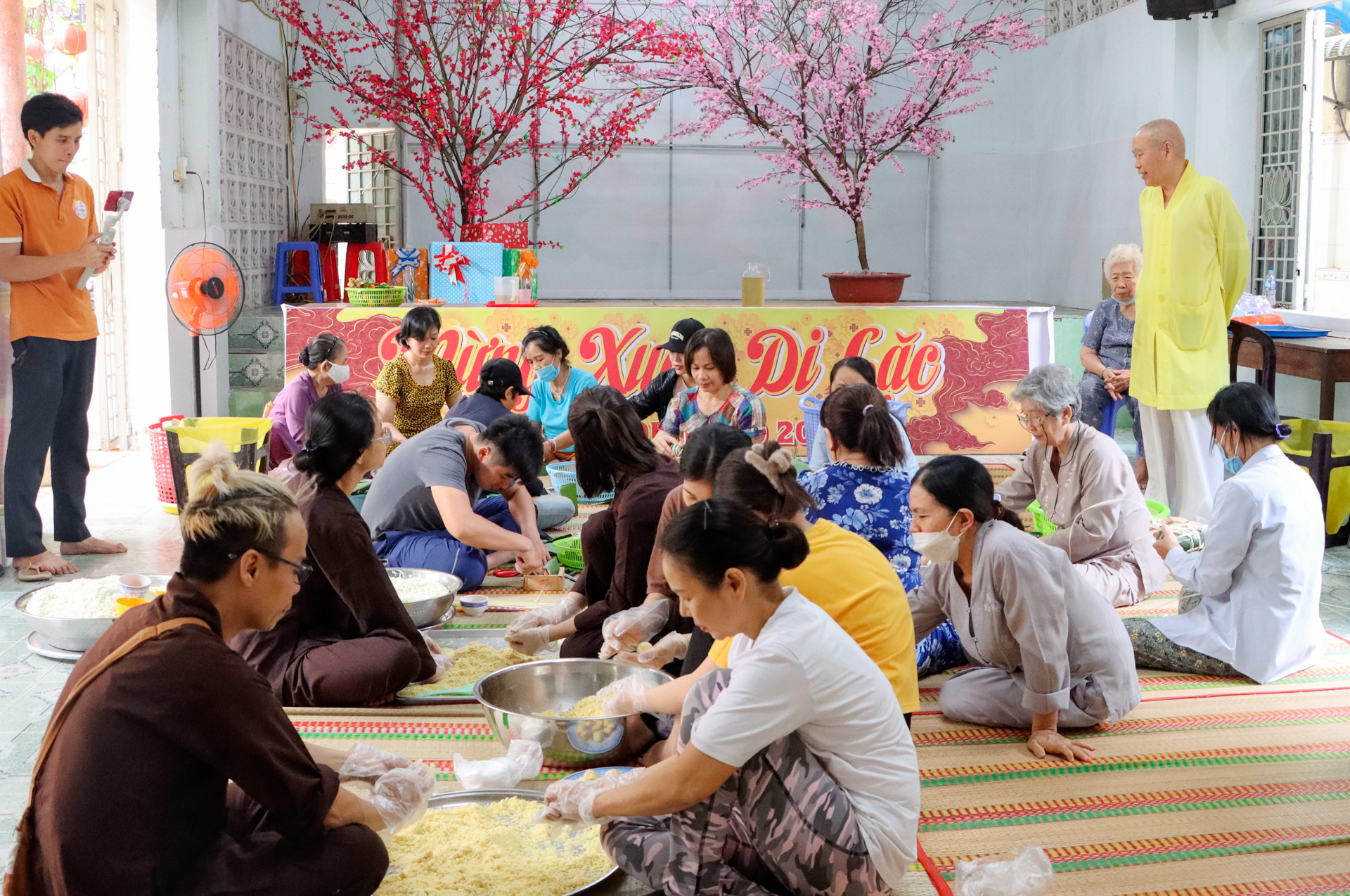 Không khí gói bánh chưng Tết tươi vui tại Chùa Từ Tân
