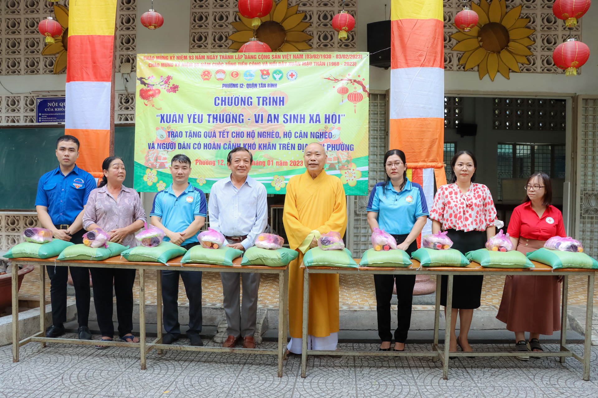 "Xuân yêu thương - Vì an sinh xã hội" Tặng quà Tết cho bà con nghèo
