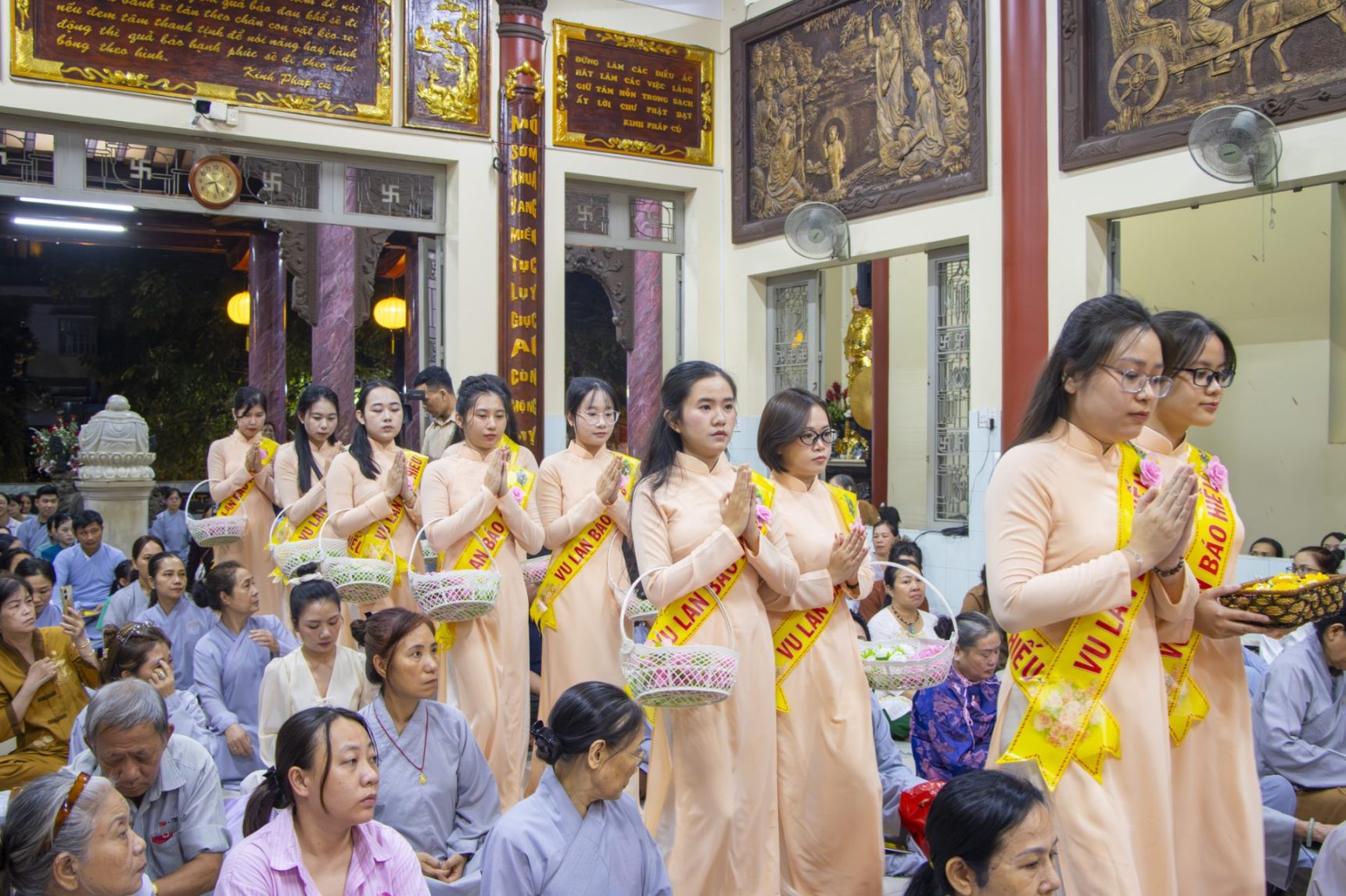 LẮNG ĐỌNG MÙA VU LAN – HOA HỒNG CÀI ÁO, TÌNH CHA NGHĨA MẸ (21)