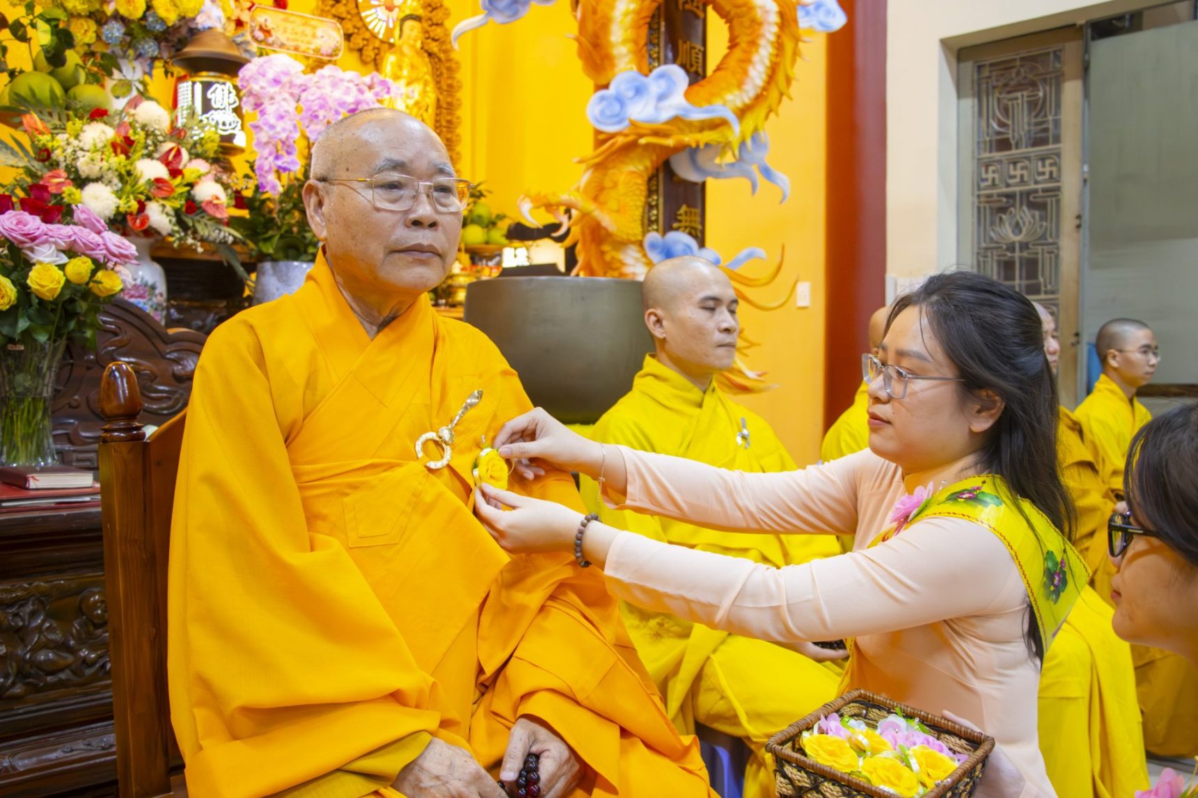 LẮNG ĐỌNG MÙA VU LAN – HOA HỒNG CÀI ÁO, TÌNH CHA NGHĨA MẸ (23)