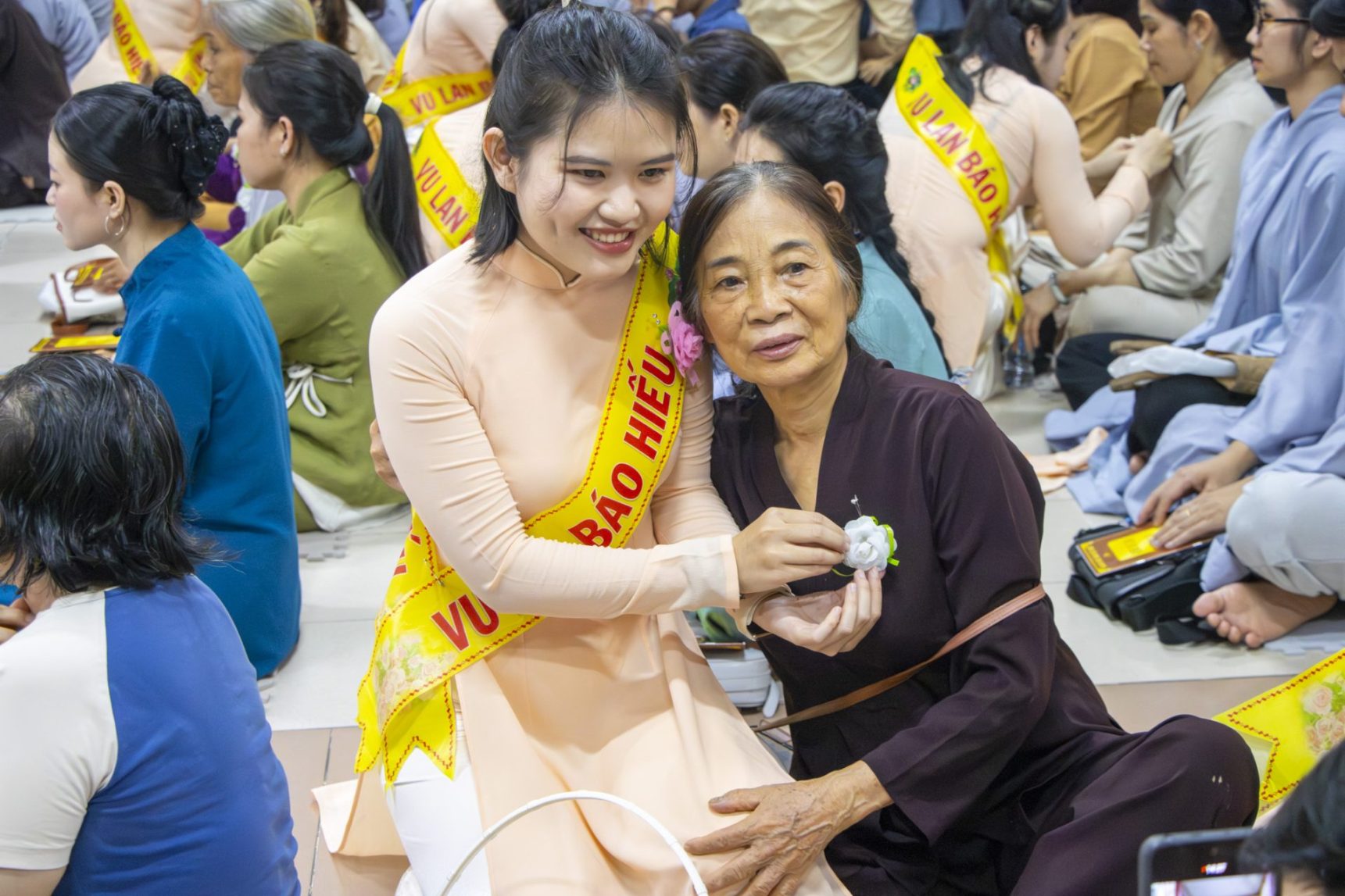 LẮNG ĐỌNG MÙA VU LAN – HOA HỒNG CÀI ÁO, TÌNH CHA NGHĨA MẸ