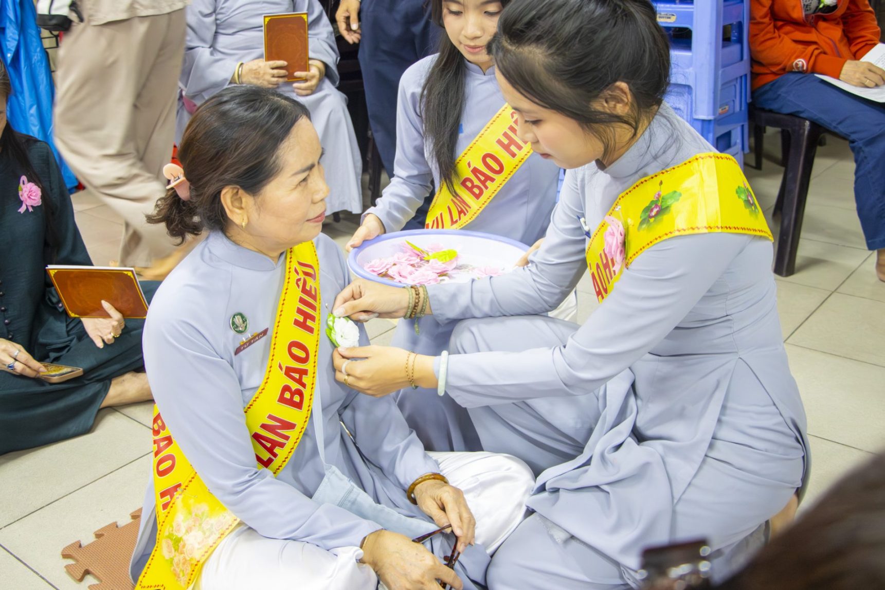 LẮNG ĐỌNG MÙA VU LAN – HOA HỒNG CÀI ÁO, TÌNH CHA NGHĨA MẸ (32)
